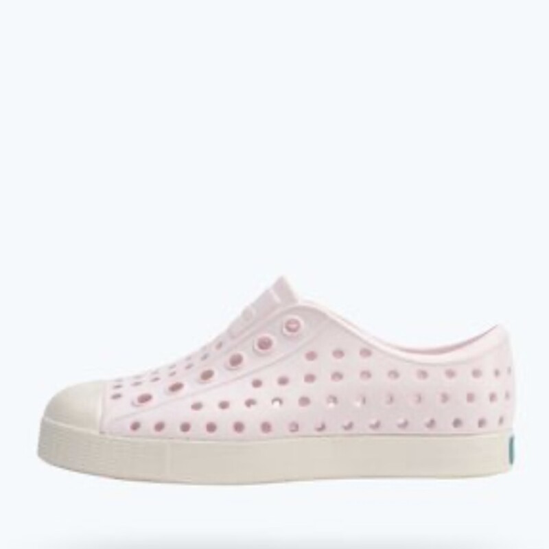 Native Jefferson Child, Milk Pink, Size: C13<br />
<br />
It's the leader of lite-ness and our original EVA all-star, the uncompromisable Jefferson. Like any reigning ruler of the ring, the Jefferson encompasses all of the fine features that you'd expect from a Native shoe. It's shock absorbent, odor resistant, hand-washable, and comes in an infinite assortment of colors and treatments. Capabilities clouds could only dream of.<br />
<br />
MATERIALS<br />
Rubber Rand and Toe<br />
Injection Molded EVA Construction