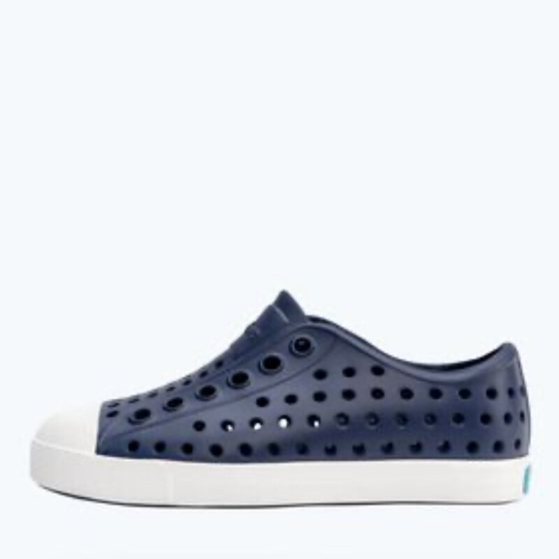 Native Jefferson Child, Regatta Blue, Size: C13<br />
<br />
It's the leader of lite-ness and our original EVA all-star, the uncompromisable Jefferson. Like any reigning ruler of the ring, the Jefferson encompasses all of the fine features that you'd expect from a Native shoe. It's shock absorbent, odor resistant, hand-washable, and comes in an infinite assortment of colors and treatments. Capabilities clouds could only dream of.<br />
<br />
MATERIALS<br />
Rubber Rand and Toe<br />
Injection Molded EVA Construction