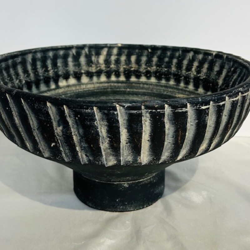 Distressed Pedestal Bowl
Gray Cream
Size: 13 x 7H