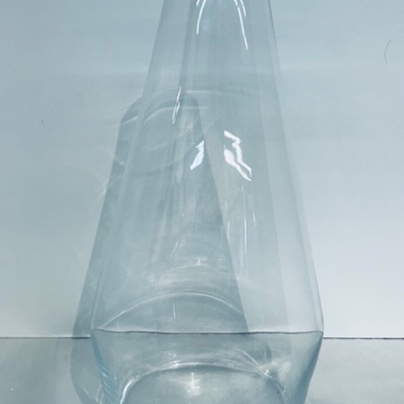 Handmade Oblong Glass Vase
Clear Size: 7 x 13.5H