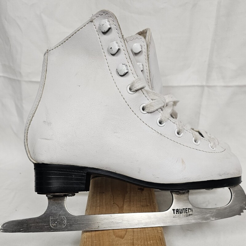 Pre-owned DBX Traditional Girl's Figure Skates, Size: 1