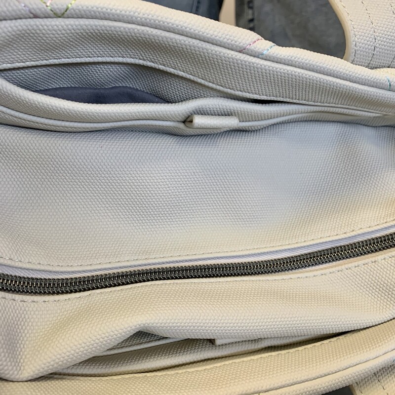 Lug Dory Matte Bag,<br />
Colour: Cream Grey with coloured stitching,<br />
Size: Medium Large