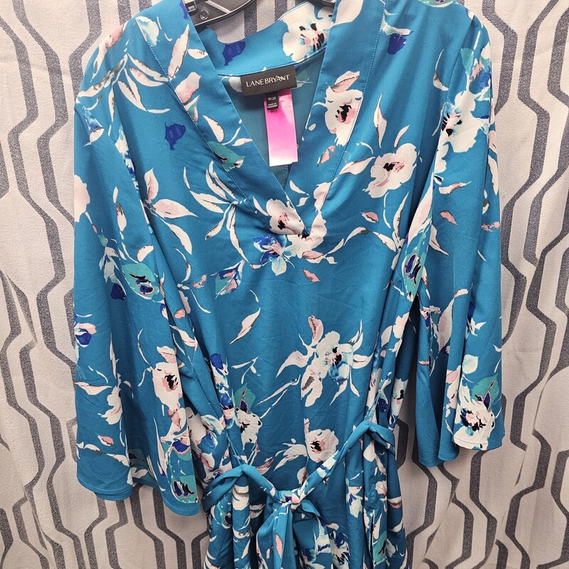 Super cute half sleeve blouse in a blue teal with floral print and detachable belt