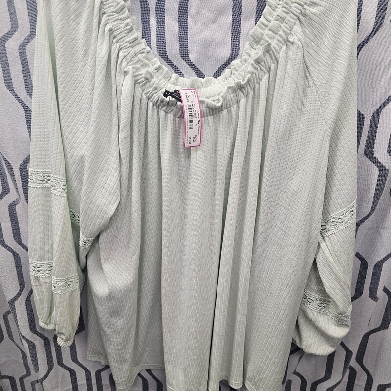 Super cute soft mint green blouse i nboho style and half sleeves with lace
