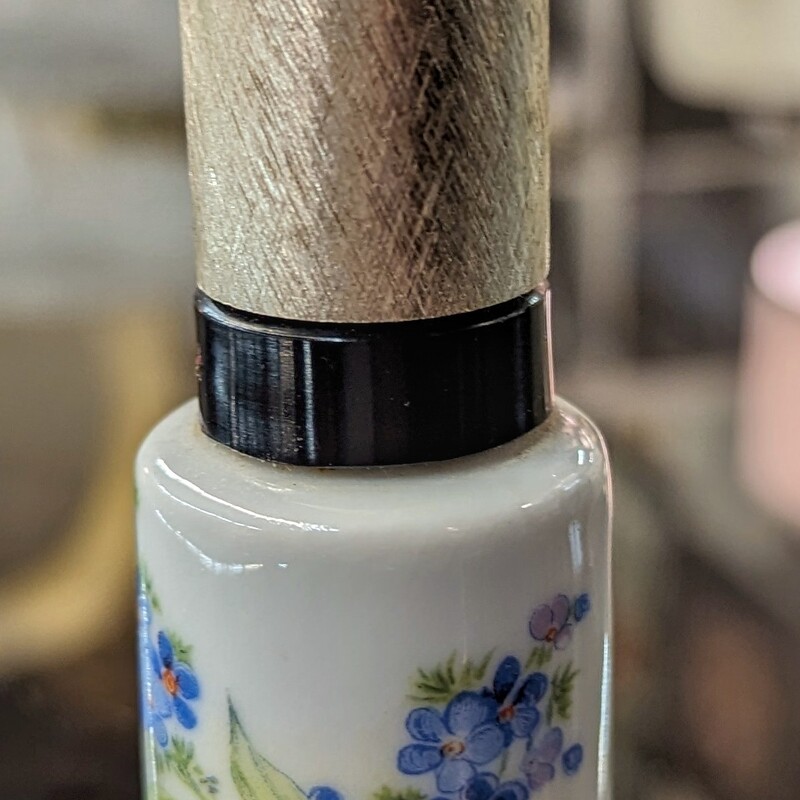Limoges Floral Perfume Atomizer
White Blue Silver
Size: 1 x 4H