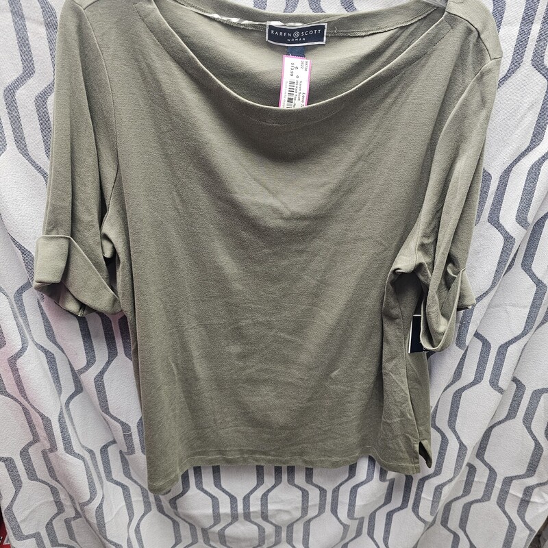 Brand new with tags, this half sleeve knit top is in green.