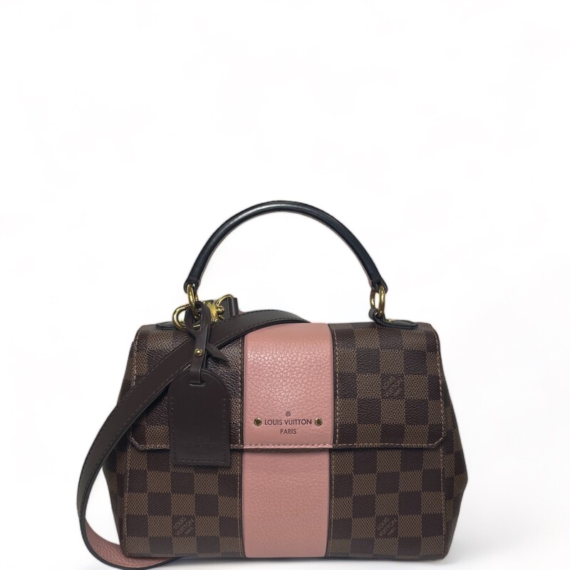 Louis Vuitton Street MM Damier Pink Trim

This top handle is crafted of Louis Vuitton Damier canvas in brown. This bag features signature pink cowhide leather trim including a strong and sturdy top handle and an optional shoulder strap. The bag has a flap secured by a magnetic snap and opens to a light pink fabric interior with zippered patch pockets.

Dimensions:
Length: 10.75 in
Height: 7.5 in
Depth: 4.5 in
Handle Drop: 4.5
Strap Drop: 22.75