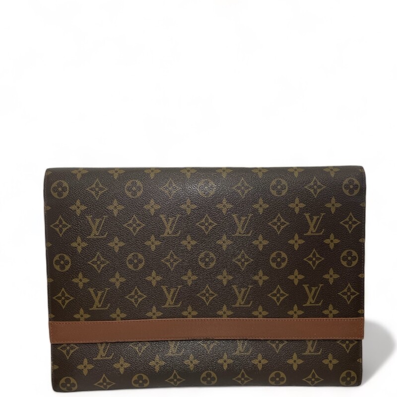 Louis Vuitton Vintage Porte Clutch
Coated canvas with leather trim
One interio pocket with zipper
Code:SL1906
Dimensions:Size(inch) : W13.8 x H10.2 x D1.2inch
Note: Some peeling in the interior pocket