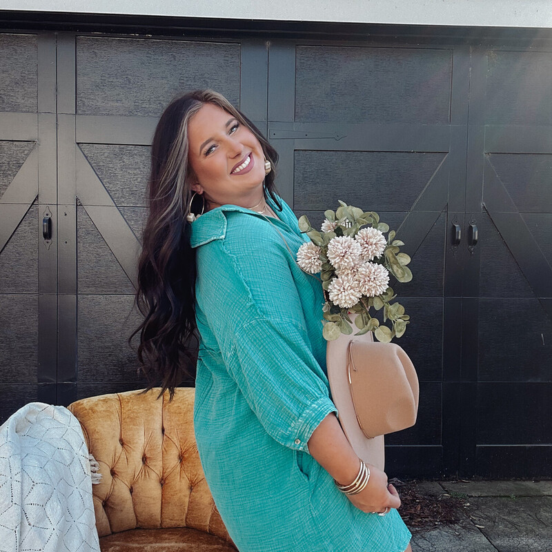 The perfect dress for Spring or Easter! The color will make anybody's outfit POP!<br />
Available in sizes 1X, 2X, 3X.<br />
Madison is wearing a size 1X.