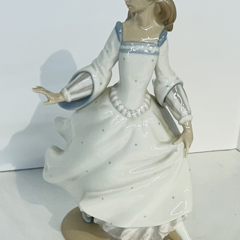 Lladro Cinderella Lost Slipper Figurine
Gray Blue Tan
Size: 7 x 4 x 10H