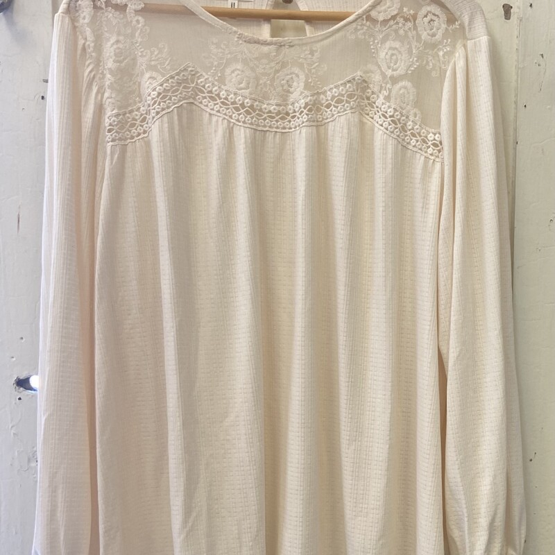 Crm Text Lace Top<br />
Cream<br />
Size: 3X
