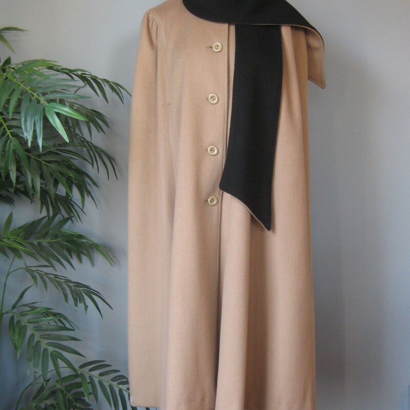 Vtg Passport Wool, Tan, Size: XL
Chic high quality wool cape from the 1980s.  It's by Passport.  The body is beige and it has an attached black scard.
Fully line with a pocket on the interior.

One size!

Excellent vintage condition, no flaws found

thanks for looking!
#65996