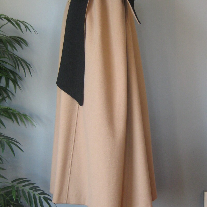 Vtg Passport Wool, Tan, Size: XL<br />
Chic high quality wool cape from the 1980s.  It's by Passport.  The body is beige and it has an attached black scard.<br />
Fully line with a pocket on the interior.<br />
<br />
One size!<br />
<br />
Excellent vintage condition, no flaws found<br />
<br />
thanks for looking!<br />
#65996