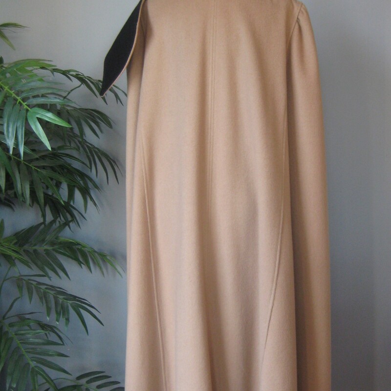 Vtg Passport Wool, Tan, Size: XL<br />
Chic high quality wool cape from the 1980s.  It's by Passport.  The body is beige and it has an attached black scard.<br />
Fully line with a pocket on the interior.<br />
<br />
One size!<br />
<br />
Excellent vintage condition, no flaws found<br />
<br />
thanks for looking!<br />
#65996