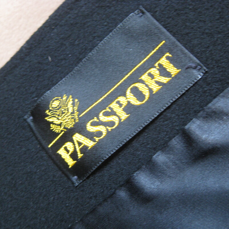 Vtg Passport Wool, Tan, Size: XL
Chic high quality wool cape from the 1980s.  It's by Passport.  The body is beige and it has an attached black scard.
Fully line with a pocket on the interior.

One size!

Excellent vintage condition, no flaws found

thanks for looking!
#65996