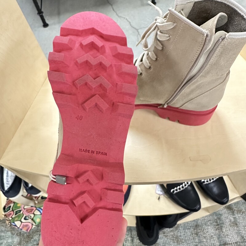 Kannagreen Boots, Tan/Pink
Size: 7-7.5 (40)