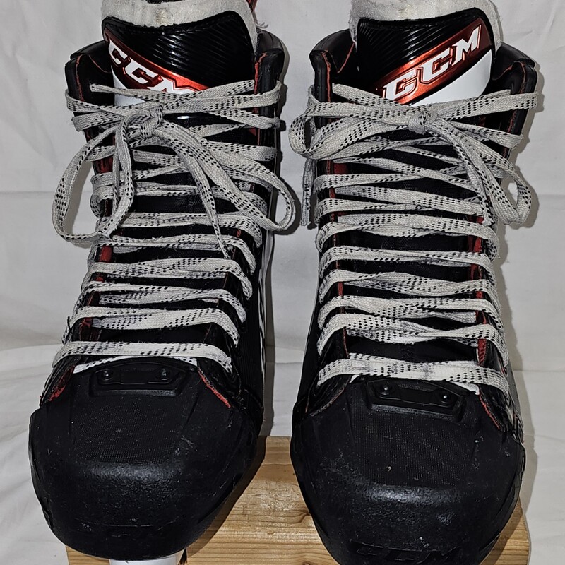 Pre-owned CCM JetSpeed Vibe Sr Hockey Skates, Size: 10.5.  In great shape!  Shoe size 12, Skate size 10.5.  MSRP $ 449.99!