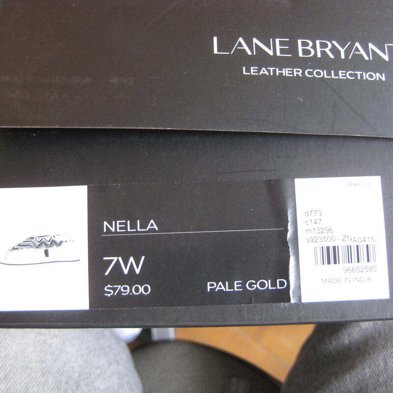 NIB L. Bryant Gladiator, Gold, Size: 7
Gorgeous gold Nella thong sandals from Lane Bryant
Brand new in original box.
size 7 wide

If you don't need the box, please lmk and I will adjust the shipping down for you.

Thanks for looking!
#69885