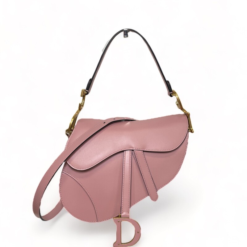 Dior Saddle Bag With Strap
Crafted in antique pink ultra-smooth calfskin, the legendary design features a Saddle flap with a magnetic D stirrup clasp with pulls as well as an antique gold-finish metal CD signature adorned with tonal leather on either side of the strap. Equipped with a thin, adjustable and removable shoulder strap, the Saddle bag may be carried by hand, worn over the shoulder or crossbody
Color: Anitque Pink
Date code: 05-RU-0263
Dimensions: Medium
10 x 8 x 2.5 inches (Length x Height x Width)
Handle drop length: 7.5 inches