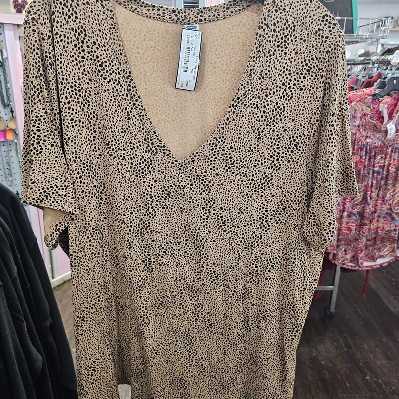 Short sleeve knit top in brown and black.