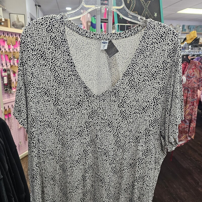 Short sleeve knit top in black and white