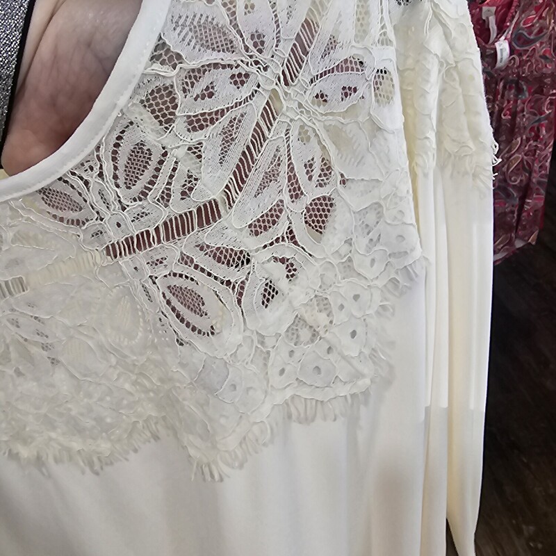 Short sleeve blouse with lace on shoulders and chest in white