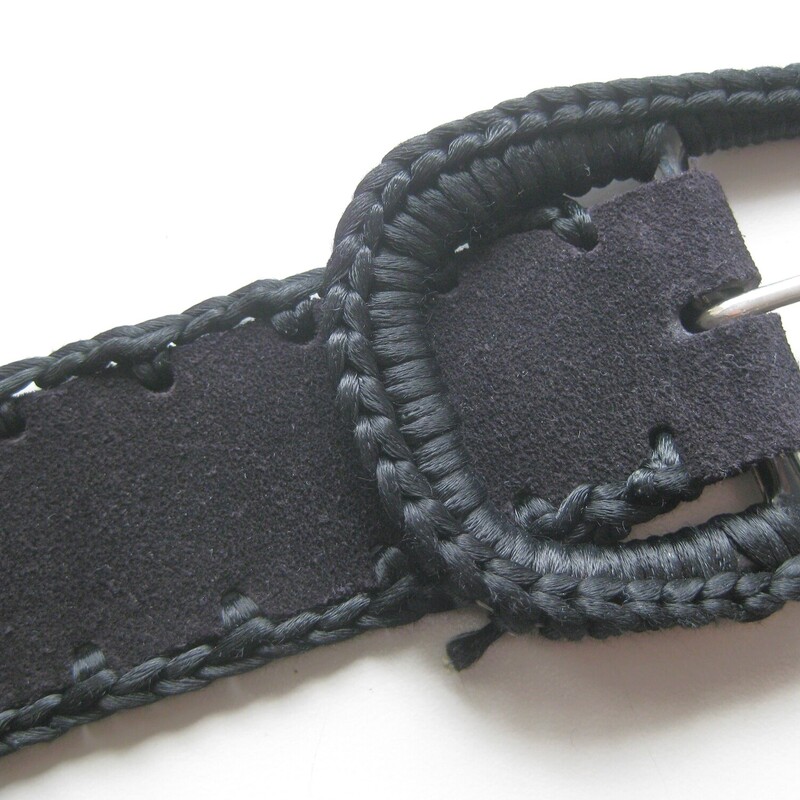 Simple black suede belt with nicely braided or whipstitched edges.

Length 37.5


Thank you for looking.
#70028