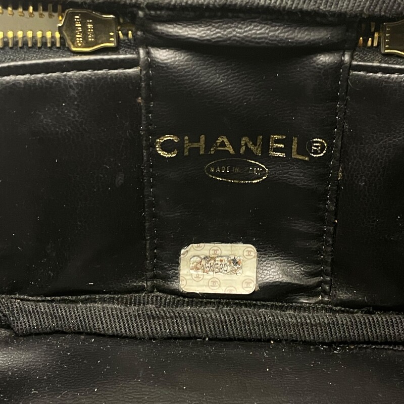 Chanel CC Vanity Case
A rare piece from Chanel, this authentic vanity bag hails from the illustrious year of 1997, embodying the creative vision of Karl Lagerfeld while paying homage to the brand's iconic heritage.Crafted from durable caviar leather, adorned with the signature interlocking CC quilting at the front.

Dimensions:
3.5inches height
5.90Width