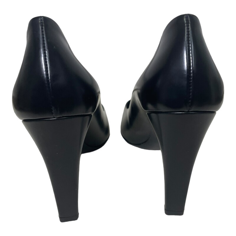 Prada Modellerie Pointed Black Pump

Size: 37.5

An elongated pointy toe shapes the sharp silhouette of this truly timeless pump crafted in Italy from lambskin leather.

3 (76mm) heel
Leather upper, lining and sole