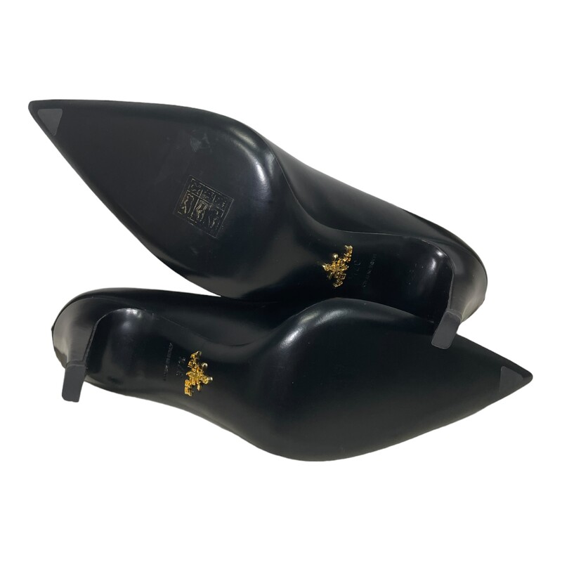 Prada Modellerie Pointed Black Pump<br />
<br />
Size: 37.5<br />
<br />
An elongated pointy toe shapes the sharp silhouette of this truly timeless pump crafted in Italy from lambskin leather.<br />
<br />
3 (76mm) heel<br />
Leather upper, lining and sole