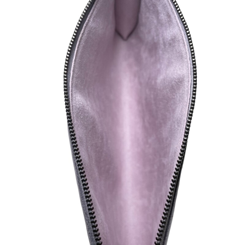 Louis Vuitton Pochchette Epi<br />
Date code: AR1011<br />
Calfskin Epi<br />
Dimensions:<br />
9.5W x 5H x 1D<br />
6 strap drop
