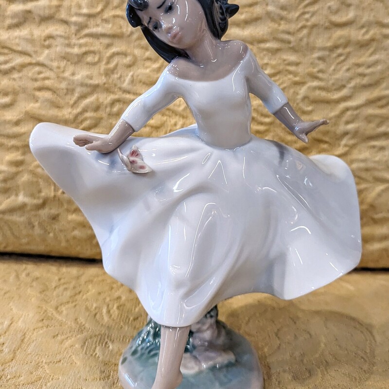 Lladro Spirit Of Youth Girl in Dress
White Green Gray Size: 7.5 x 8.5H
#6413