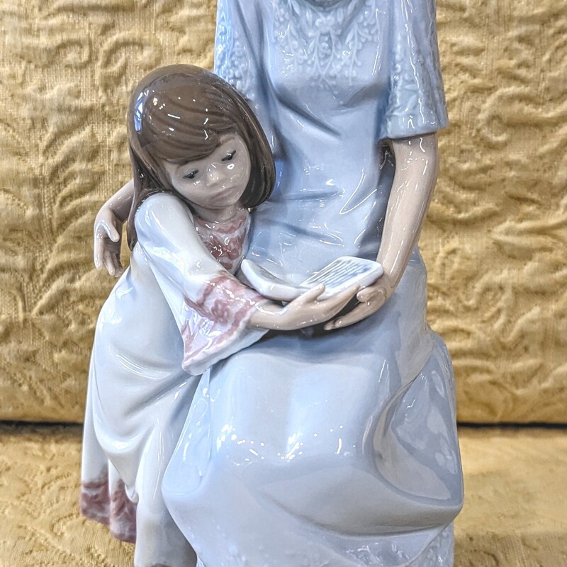 Lladro Bedtime Story Mother & Daughter
Blue White Tan Size: 5 x 10.5H
#5457