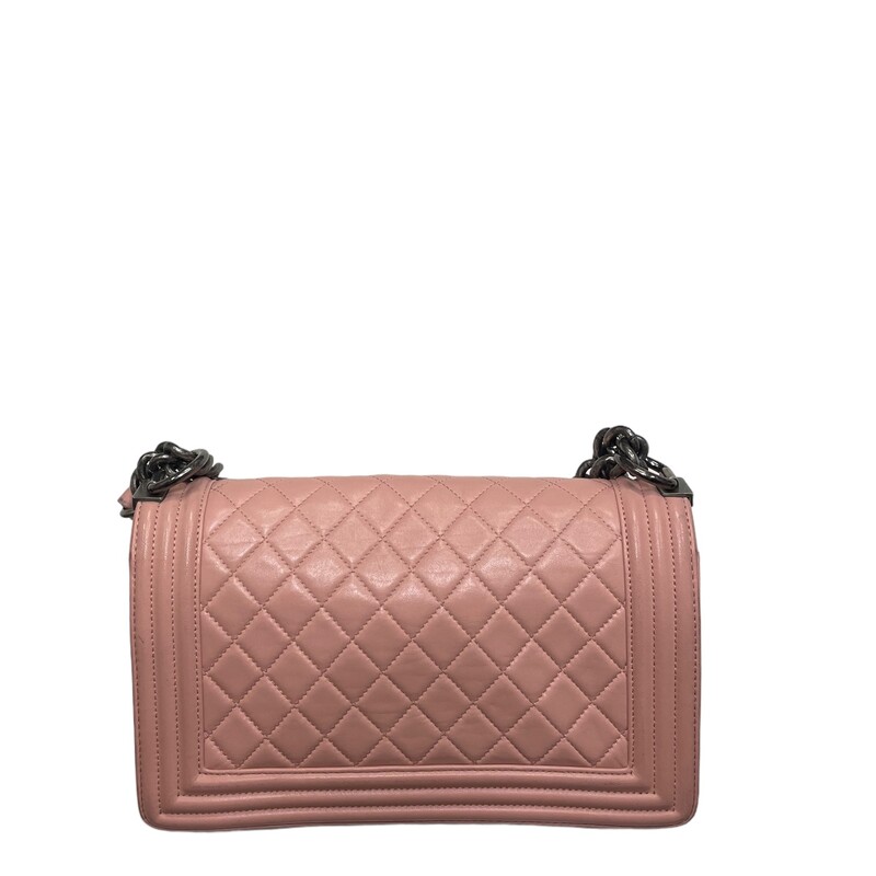 Chanel Boy Lambskin
From the 2015-2016 Collection by Karl Lagerfeld
Pink Lambskin
Antiqued Silver-Tone Hardware
Chain-Link Shoulder Straps
Grosgrain Lining & Single Interior Pocket
Push-Lock Closure at Front

Some wear on corners see pic for reference
Code: 20110342
Demension: H:5.7'' x W:9.8'' x D:2.6''