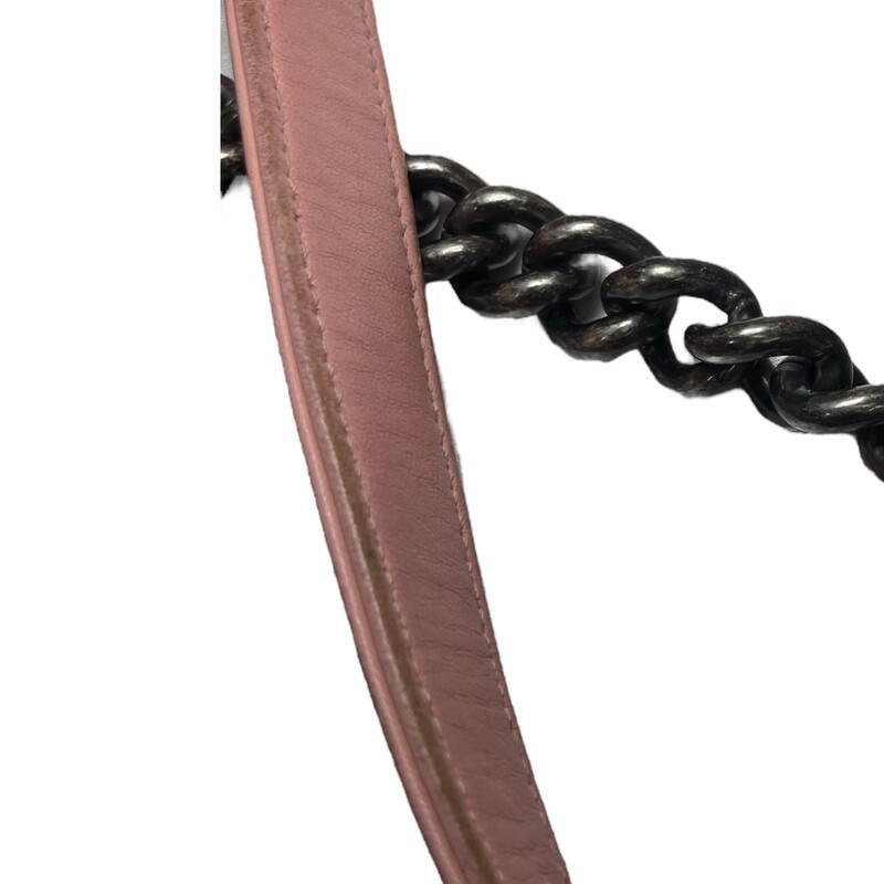Chanel Boy Lambskin
From the 2015-2016 Collection by Karl Lagerfeld
Pink Lambskin
Antiqued Silver-Tone Hardware
Chain-Link Shoulder Straps
Grosgrain Lining & Single Interior Pocket
Push-Lock Closure at Front

Some wear on corners see pic for reference
Code: 20110342
Demension: H:5.7'' x W:9.8'' x D:2.6''