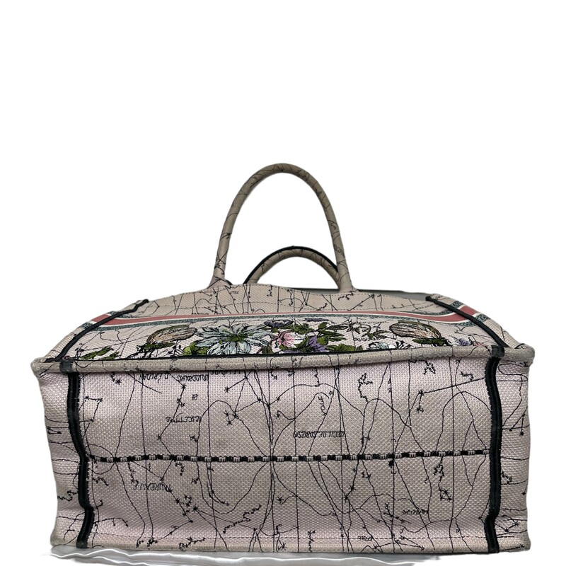 DIOR SOGO YOKOHAMA LIMITED EDITION 2021
The Dior Book Tote, a limited edition model from the Sogo Yokohama store, features a pink body embroidered with artist Pietro Ruffo's Dior Constellation motif. To produce a lovely painting-like appearance, the cryptic constellation design is layered with colorful floral embroidery.
Size: Medium
Dimensions: 14 x 11 x 6.5 inches
Code: 50-MA-0291