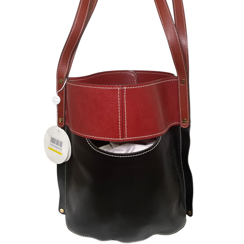 Chloe Aby Bucket<br />
New With Tags<br />
Chloe Aby bucket bag in bicolour shiny calfskin & shiny goatskin leather. This bucket bag features 2 main compartments, 1 center zip pocket, decorative padlock and a shoulder strap with a 13.2 drop.<br />
Dimensions: W: 11.4 x H: 13 x D: 6.5.<br />
Code:01 20 70 65