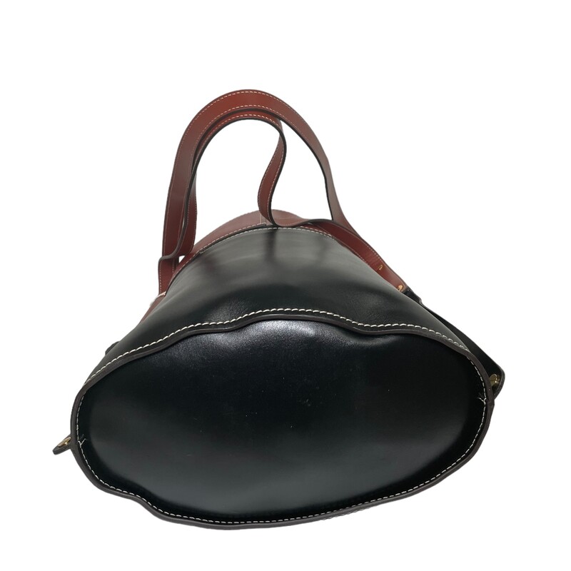 Chloe Aby Bucket
New With Tags
Chloe Aby bucket bag in bicolour shiny calfskin & shiny goatskin leather. This bucket bag features 2 main compartments, 1 center zip pocket, decorative padlock and a shoulder strap with a 13.2 drop.
Dimensions: W: 11.4 x H: 13 x D: 6.5.
Code:01 20 70 65