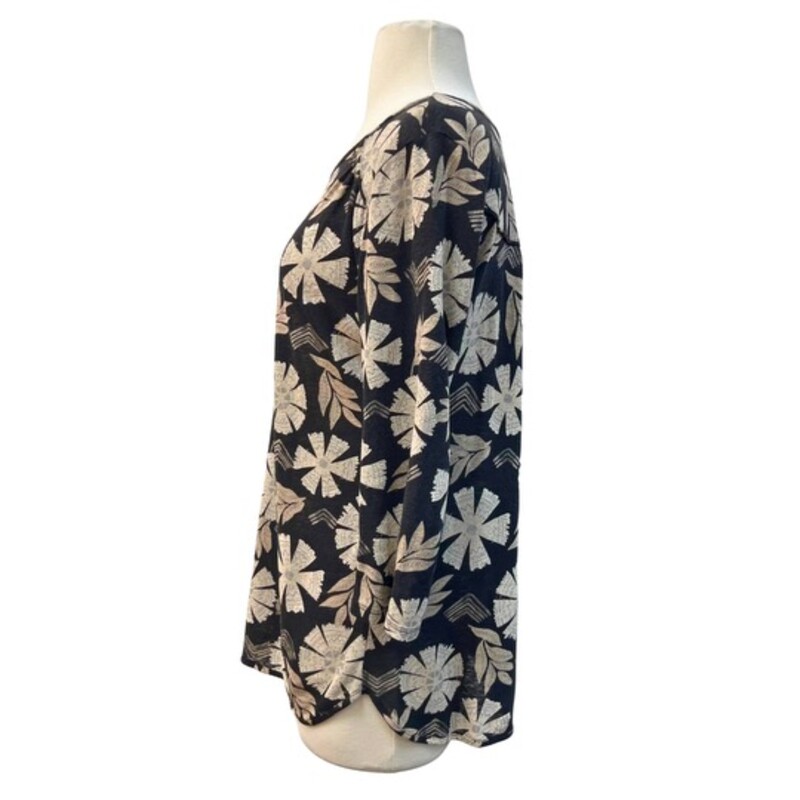 Lucky Brand SouthWest Floral Top<br />
¾ Sleeve<br />
Colors:Black, Beige, and Gray<br />
Size: Medium