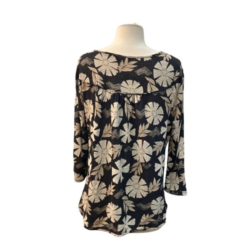 Lucky Brand SouthWest Floral Top<br />
¾ Sleeve<br />
Colors:Black, Beige, and Gray<br />
Size: Medium
