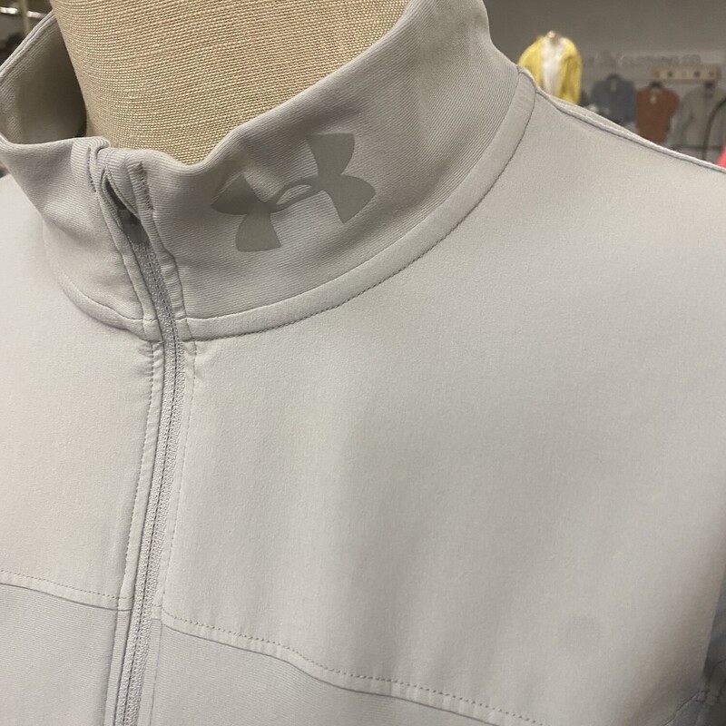 perfect attire for spring & a rainy day<br />
pullover, fitted, under armour run<br />
thumb holes<br />
<br />
Under Armour, Gray, Size: Xl