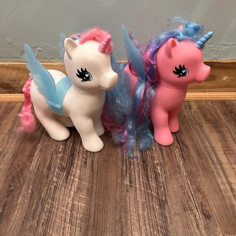 2 Big 8in Ponies/Wings, White, Size: Toy/Game