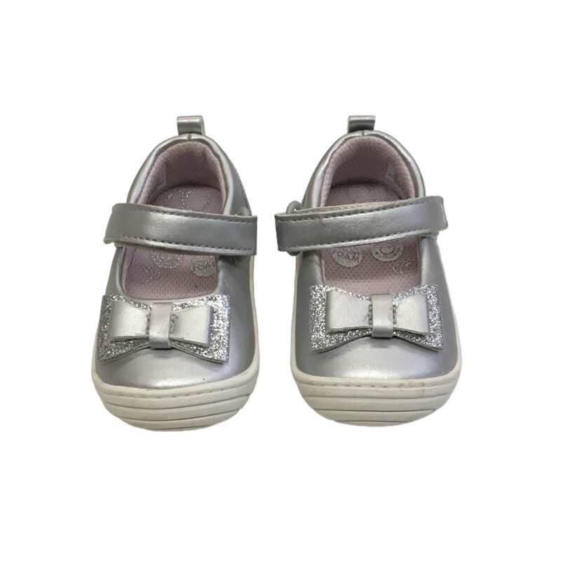 Shoes (Silver), Girl, Size: 2

Located at Pipsqueak Resale Boutique inside the Vancouver Mall or online at:

#resalerocks #pipsqueakresale #vancouverwa #portland #reusereducerecycle #fashiononabudget #chooseused #consignment #savemoney #shoplocal #weship #keepusopen #shoplocalonline #resale #resaleboutique #mommyandme #minime #fashion #reseller

All items are photographed prior to being steamed. Cross posted, items are located at #PipsqueakResaleBoutique, payments accepted: cash, paypal & credit cards. Any flaws will be described in the comments. More pictures available with link above. Local pick up available at the #VancouverMall, tax will be added (not included in price), shipping available (not included in price, *Clothing, shoes, books & DVDs for $6.99; please contact regarding shipment of toys or other larger items), item can be placed on hold with communication, message with any questions. Join Pipsqueak Resale - Online to see all the new items! Follow us on IG @pipsqueakresale & Thanks for looking! Due to the nature of consignment, any known flaws will be described; ALL SHIPPED SALES ARE FINAL. All items are currently located inside Pipsqueak Resale Boutique as a store front items purchased on location before items are prepared for shipment will be refunded.