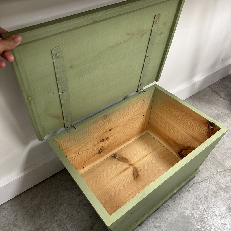 Vintage Wood Hinged Box, Green Painted<br />
Size: 21x14x11