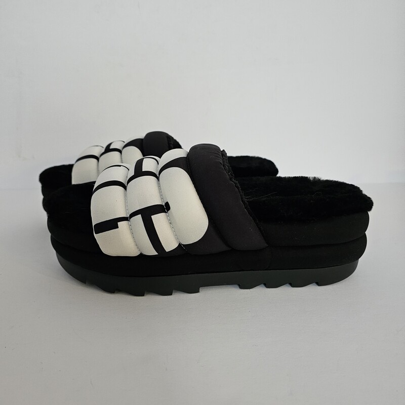 UGG Maxi Graphic Slide
Black and white
Size: 9