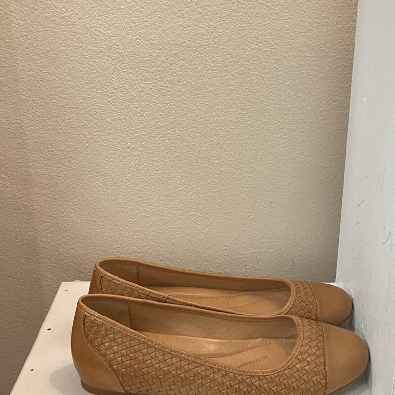 NEW Cam Lther Woven Flat<br />
Camel<br />
Size: 7 1/2