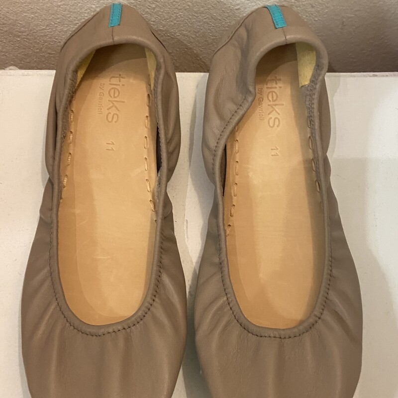 NEW Taupe Leather Flat<br />
Taupe<br />
Size: 11 R $185