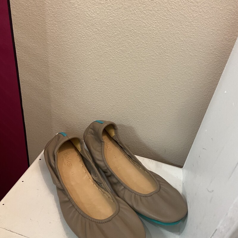 NEW Taupe Leather Flat<br />
Taupe<br />
Size: 11 R $185