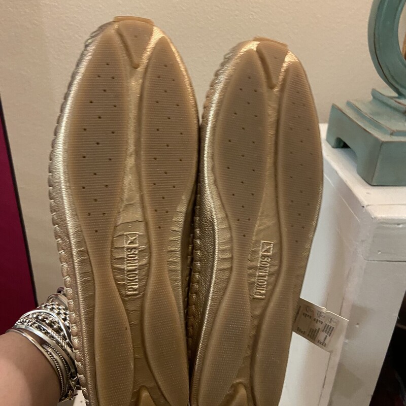 NWT Gld Lther Stitch Shoe<br />
Gold<br />
Size: 10 1/2