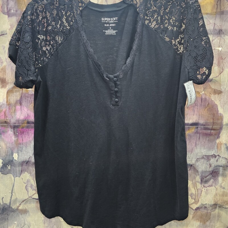 Knit top in black with short lace sleeves